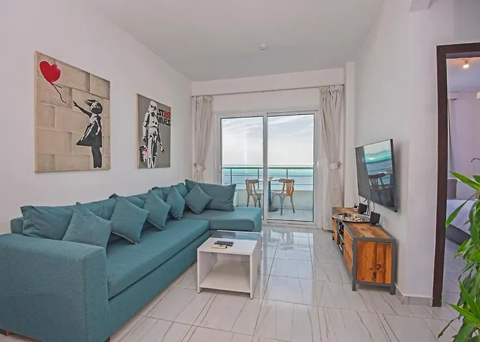 Amazing 2 Bedroom With Sea View In شقة