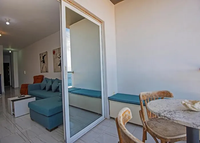 Amazing 2 Bedroom With Sea View In شقة