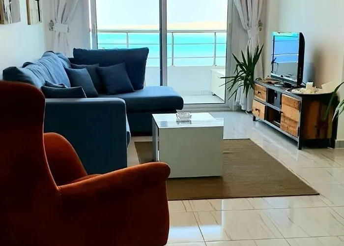 Amazing 2 Bedroom With Sea View In شقة *